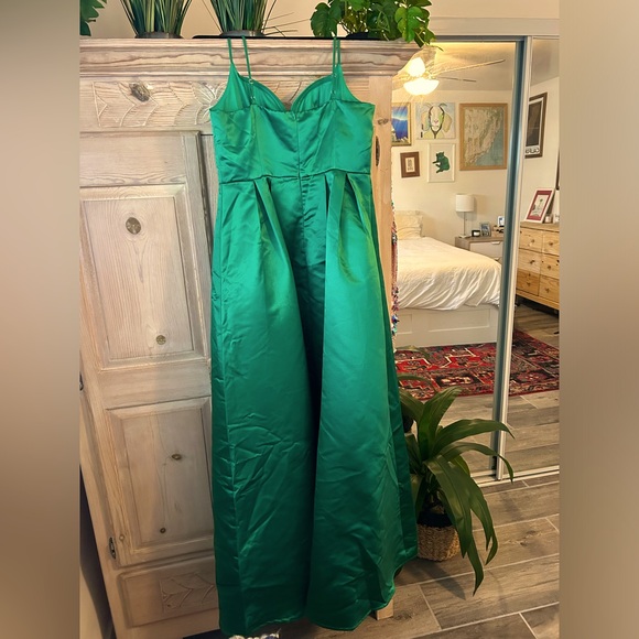 Emerald Green Sweetheart neckline full length evening gown - Picture 2 of 3